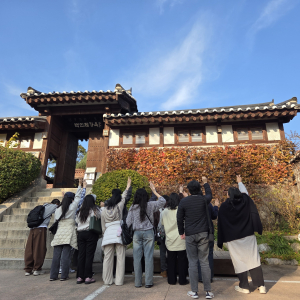 해피플레이 1회기 참여자들이 북촌 한옥마을에서 함께 즐거운 시간을 보내고 있다