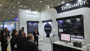 트레져러 김윤배 이사가 VIP 방문객에게 알파렌즈 솔루션을 소개하고 있다