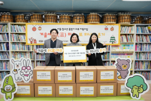 왼쪽부터 김동규 KB국민은행 포용금융부 차장, 김금자 새날지역아동센터장, 정현아 사단법인 도구 대표가 지난 23일 서울 광진구 새날지역아동센터에서 열린 전달식에서 기념촬영을 하고 있다(사진=사단법인 도구)