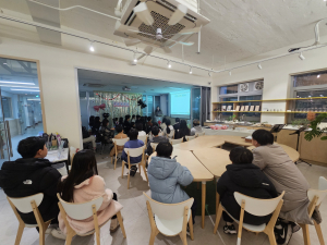 시립보라매청소년센터의 청소년 인문 프로그램 성과공유회에 참석한 강사와 대학생 기획단, 지도자들이 참여 청소년들의 소감을 나누고 있다