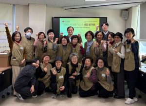 서초구립중앙노인종합복지관 ‘생명을 불어넣는 유기화분 C.P.R 프로그램’ 사업평가회에 참여한 서리풀 가드너들이 기념사진을 촬영하고 있다