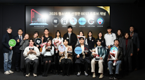 수상 채널 및 귀빈들이 기념사진을 촬영하고 있다