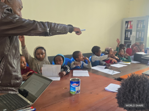 방과후교실 공부방에 출석한 초등학생들이 발표 수업에 참여하고 있다