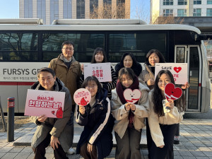 헌혈에 참여한 퍼시스그룹 임직원들이 헌혈버스 앞에서 기념 촬영을 하고 있다(사진=퍼시스그룹)