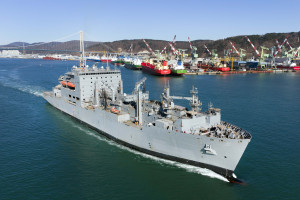 6일 울산 HD현대중공업 중형선 사업부 인근 부두에서 미 해군 소속 ‘USNS 앨런 셰퍼드’ 함이 정기 정비를 마치고 출항하는 모습