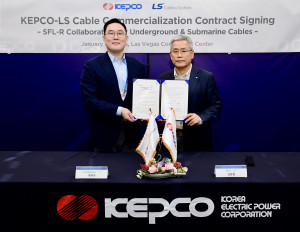 왼쪽부터 구본규 LS전선 대표와 김동철 한전 대표가 6일(현지시간) 미국 라스베이거스 CES 2026에서 열린 ‘LS전선-한전, HVDC 자산관리 시스템 공동 사업 계약 체결식’에서 기념 촬영을 하고 있다