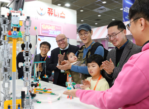 덴마크 레고 에듀케이션 본사의 글로벌 콘텐츠 디렉터인 Soren Thomsen과 한국 총괄책임자인 장재영 이사가 관객들에게 ‘Computer Science & AI’ 제품을 선보이고 있다