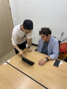 IT보조기기 지원을 위해 상담·평가를 진행하는 모습