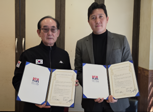 왼쪽부터 대전광역시 스키·스노보드협회 최재종 회장. 리턴 고건희 대표가 스폰서십 체결 후 기념사진을 촬영하고 있다