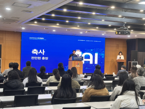 인제대학교 전민현 총장이 축사를 하고 있다