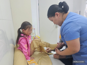 몽골의 화상 피해 아동이 월드쉐어로부터 지원받은 맞춤 화상압박복을 입어보고 있다(사진=월드쉐어)