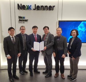 코아스템켐온 비임상CRO사업부 송시환 사장(가운데 왼쪽), 넥스제너 김수동 대표(가운데 오른쪽), 아주첨단의료바이오연구원 김종성 부원장(오른쪽에서 두번째) 등 업무협약 참석자들이 기념사진을 촬영하고 있다(제공=코아스템켐온)