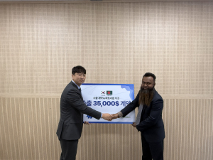 우당네트웍 임동영 대표(왼쪽)가 지난 6일 강원대학교 보듬관에서 방글라데시 바이어를 만나 3만5000달러 규모의 수출 계약 달성을 기념하며 사진을 찍고 있다(제공=우당네트웍)