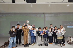 드림로드커뮤니케이션즈가 전한 생활(미용)용품 선물을 받은 아동청소년들이 밝은 미소와 함께 기념 촬영을 하고 있다