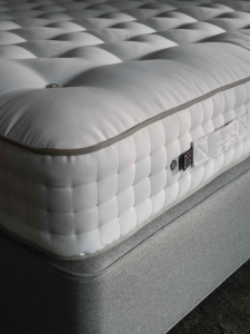 올해 125주년을 맞은 영국 왕실 침대 바이스프링(VISRING)