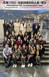 국제아로마테라피임상연구센터의 ‘국제 ITEC 아로마테라피스트 데이’에 참석한 국제아로마테라피스트들이 기념사진을 촬영하고 있다