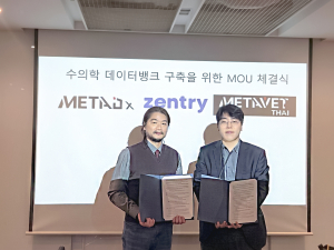 메타디엑스 김진욱 대표(오른쪽)와 젠트리 장현호 대표가 업무협약 체결 후 기념사진을 촬영하고 있다