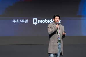 베이커스 신기원 전략이사가 ‘제5회 맥스 더 크리에이티브 서밋’에서 발표하고 있다