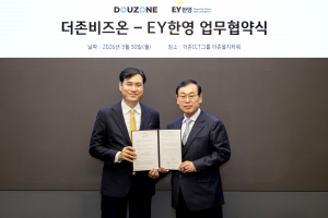 더존비즈온 공동대표 이강수 부회장(오른쪽)과 EY한영 이광열 감사부문대표가 30일 더존을지타워에서 AI 기반 차세대 ERP 고도화 및 AX 확산을 위한 업무협약을 체결하고 기념 촬영을 하고 있다