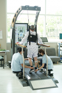 체중지지 보행훈련 시스템 ‘워크뷰’를 활용해 환자의 상태에 맞춘 초기 보행 재활 치료가 진행된다