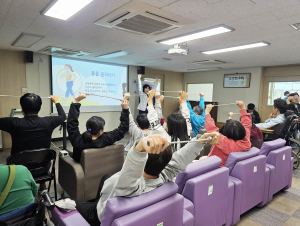 부천우리병원이 부천시장애인활동센터에서 감염병 예방 및 보건위생 교육을 진행하고 있다