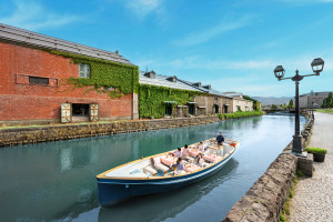 2026년 4월 4일부터 6월 28일까지 토·일요일 및 공휴일 한정 ‘오타루 운하 애프터눈 티 크루징’을 운영하는 OMO5 오타루 by 호시노 리조트