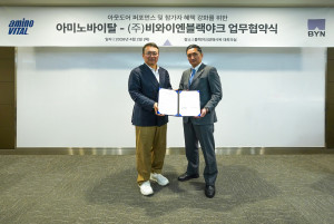 왼쪽부터 블랙야크 BY사업본부장 김익태 사장과 한국아지노모도 오다 아츠시 사장이 2일 개최된 업무협약식에서 기념촬영을 하고있다