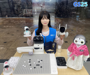 GS25가 오는 5월 가정의 달을 맞아 ‘휴머노이드 로봇’, ‘카네이션 골드바’ 등 기획 상품 130여 종을 출시한다