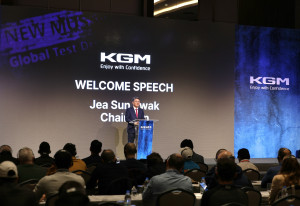 KGM이 최대 수출국인 튀르키예서 해외 딜러와 기자단을 초청해 무쏘 첫 글로벌 론칭 행사를 갖고 수출 시장 공략에 나섰다. KGM 곽재선 회장이 인사말을 하고 있다