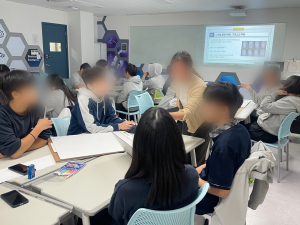 디지털 소외 대상을 정하고 사례를 찾아보며 해결방안을 논의하는 청소년들의 모습