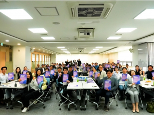 ‘천안시 도시재생지원센터 X 충남연구원 협력 정책 세미나’ 참석자들이 단체 사진을 촬영하고 있다