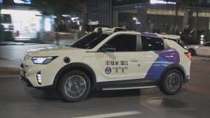KGM이 SWM과 협력해 강남구 일대에서 SWM이 운영 중인 구역형 자율주행 로보택시의 서비스 확대를 지원한다. 사진은 KGM의 자율주행 로보택시 코란도 EV