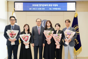 사이버한국외대는 4월 16일(목) 2026년 장기근속자 포상 시상식을 개최했다. 왼쪽부터 변경록 직원, 서승희 팀장, 문휘창 총장, 차효진 직원, 박기선 교수, 박헌일 교수