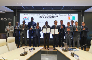 한국항공대학교 허희영 총장과 UFHB 발로 지에 총장을 비롯한 양 대학 및 코트디부아르 고등교육부 관계자들이 업무협약(MOU) 체결 후 단체 기념촬영을 하고 있다