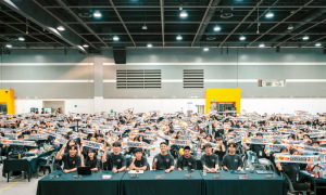 멋쟁이사자처럼 대학 13기 중앙 해커톤 참가자들이 단체 사진을 촬영하고 있다