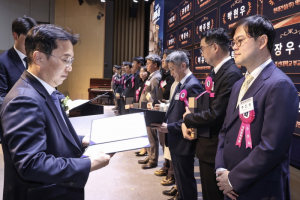 ‘2026년 제29회 토목의 날’ 기념식에서 국토교통부 장관 표창을 수상한 주진현 서울대 건설환경도시공학부 교수(오른쪽 첫번째)