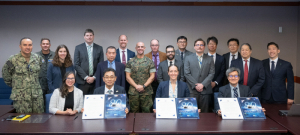 연구 협력 착수식 현장. 앞줄 왼쪽에서 두 번째부터 장광필 HD한국조선해양 미래기술연구원장, 레이첼 라일리(Rachel Riley) 미 해군연구청장(Chief of Naval Research), 김용환 서울대 조선해양공학과 교수