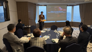 박세용 어센트코리아 대표가 IGM트렌드조찬에서 ‘생성형 AI 최적화(GEO)’에 대해 강연하고 있다