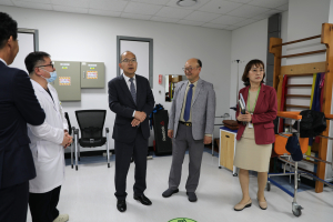 한국보훈복지의료공단 윤종진 이사장(왼쪽 세 번째)이 20일(월) 인천보훈병원을 방문해 의료현장을 확인하고 있다
