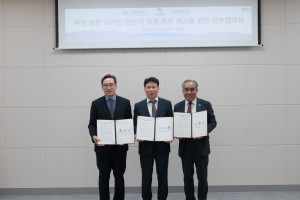한국간편결제진흥원과 부산관광공사, 부산경제진흥원이 19일 부산관광공사에서 관광객의 결제 편의 증진을 위한 업무 협약을 체결했다. 왼쪽부터 부산경제진흥원 송복철 원장, 한국간편결제진흥원 권대수 이사장, 부산관광공사 이정실 사장