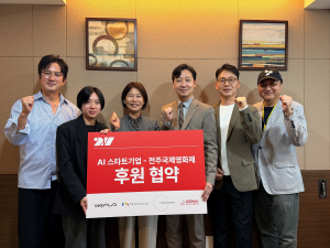 왼쪽부터 정준호 전주국제영화제조직위원회 공동집행위원장, 트웰브져니 연동은 대표, 전주시 문화체육관광국 노은영 국장, 몬드리안에이아이 홍대의 대표, 위플로 김의정 대표, 민성욱 전주국제영화제조직위원회 공동집행위원장