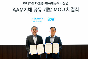 왼쪽부터 현대차그룹 장재훈 부회장, KAI 김종출 사장