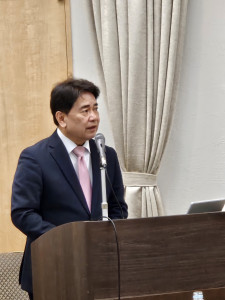 한국지방행정연구원 육동일 원장이 ‘제32회 한·일 지역정책연구회’에서 인사말을 전하고 있다