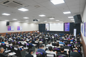 ‘2026 서울 학교 밖 청소년 정책포럼’에서 서울대학교 교육학과 유성상 교수가 주제발표를 하고 있다
