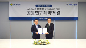 왼쪽부터 정재욱 GC녹십자 R&D부문장과 이종서 앱클론 대표이사가 MOU 체결 후 기념사진을 촬영하고 있다