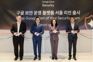 구글 클라우드가 17일 구글 클라우드 서울 리전(Google Cloud Seoul Region)에서 ‘구글 보안 운영 플랫폼(Google Security Operations; Google SecOps)’의 로컬 데이터 레지던시 지원을 공식 발표했다. 왼쪽부터 스티브 레드지안(Steve Ledzian) 구글 클라우드 시큐리티 & 맨디언트 아시아태평양 및 일본 지역 최고기술책임자(CTO), 재그디시 마하파트라(Jagdish Mahapatra) 구글 클라우드 시큐리티 일본 및 아시아태평양(JAPAC) 지역 총괄, 루스 선(Ruth Sun) 구글 클라우드 코리아 사장, 수벤두 사후(Subhendu Sahu) 구글 클라우드 시큐리티 한국 영업 총괄