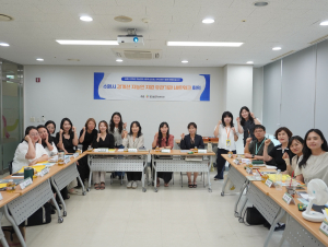 ‘2026년 수원시 경계선 지능인 지원 유관기관 네트워크 회의’에 참석한 유관기관 관계자들이 기념촬영을 하고 있다.