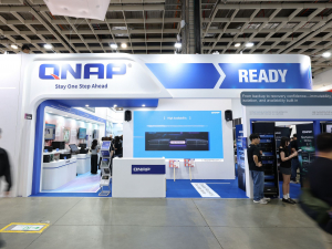 QNAP Systems는 ‘대비와 복원력(Ready and Recovery)’을 주제로 전시를 진행하고, 데이터 보호, AI 인프라, 사이버 보안, 스마트 감시, 미디어 제작 환경을 위한 차세대 IT 인프라 솔루션과 신제품을 선보였다. 현장에서는 데이터 주권 확보, AI 도입 가속화, 사이버 복원력 강화 등 기업 IT 환경의 핵심 과제를 중심으로 QNAP의 스토리지·네트워크·보안 기술을 결합한 솔루션을 다뤘다