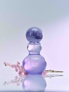 수야 서울 센트 오일은 헤어와 바디에 모두 사용할 수 있는 멀티유즈 센트 오일이다. 미스트처럼 가볍게 분사되지만 오일 특유의 보습감과 은은한 윤기를 남기도록 설계했으며, 향수보다 부담 없이 사용할 수 있으면서도 피부 가까이에 잔향이 오래 머무르는 것이 특징이다. 코코넛 오일, 동백 오일, 스위트 아몬드 오일, 아르간 오일 등 식물 유래 오일 베이스를 중심으로 처방했으며, 식물성 오일 베이스 95%를 적용하고 실리콘 및 광물성 오일은 배제했다. 끈적임을 줄인 스프레이 타입으로 운동 후, 샤워 후, 사우나 후, 외출 전후에도 간편하게 사용할 수 있다