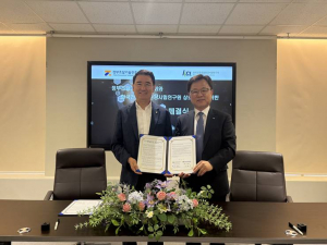 이형각 정부조달기술진흥협회 회장(왼쪽)과 이상문 KCL(한국건설생활환경시험연구원)주력사업 부원장(오른쪽)이 업무협약 체결 후 기념촬영을 하고 있다